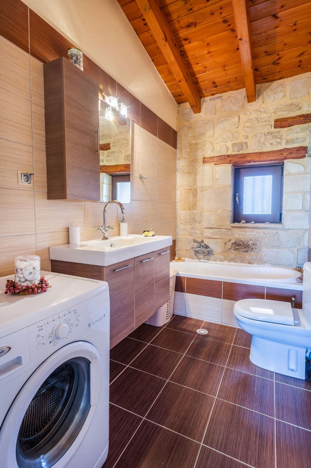 Secondary bathroom with shower