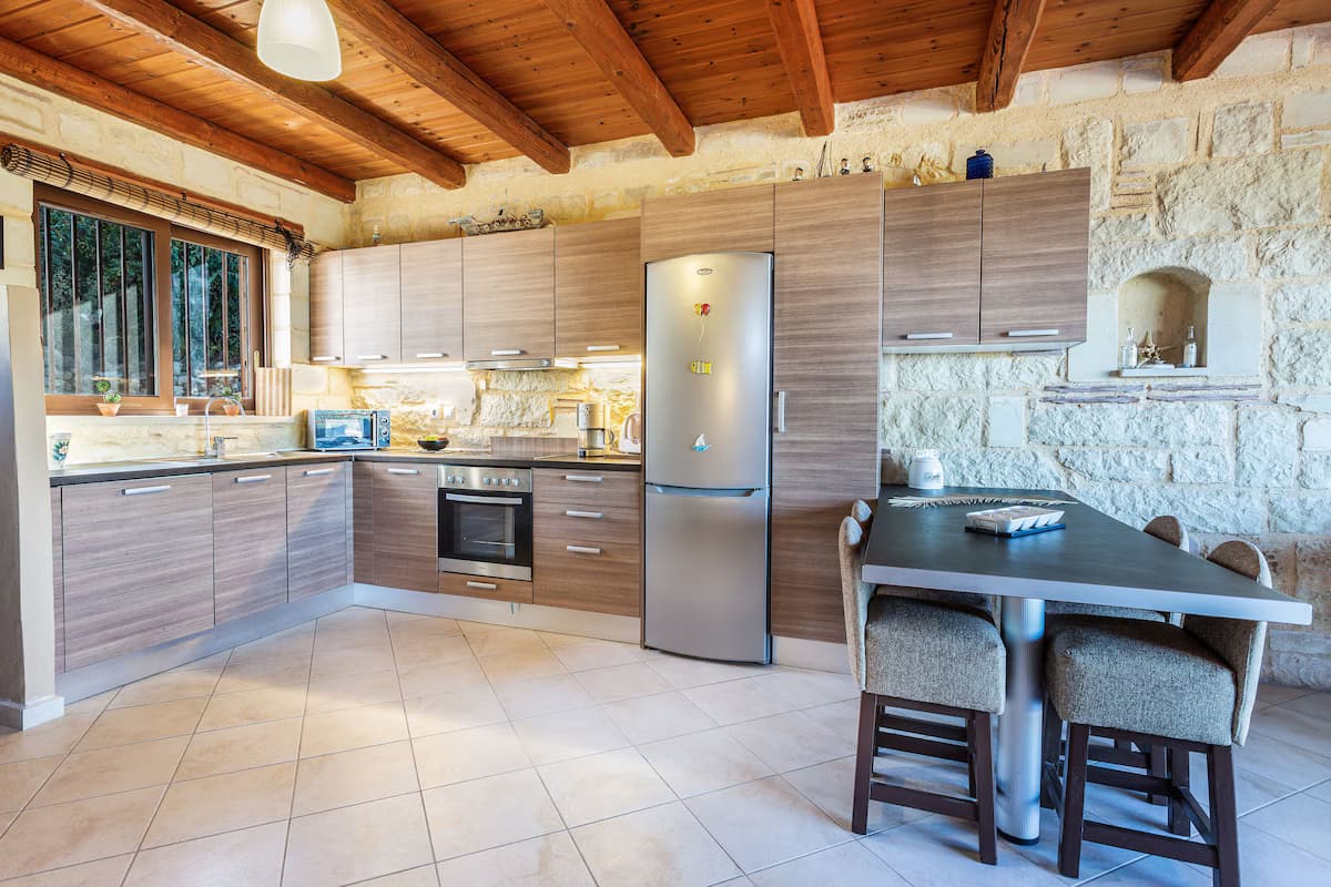 Fully equipped main kitchen