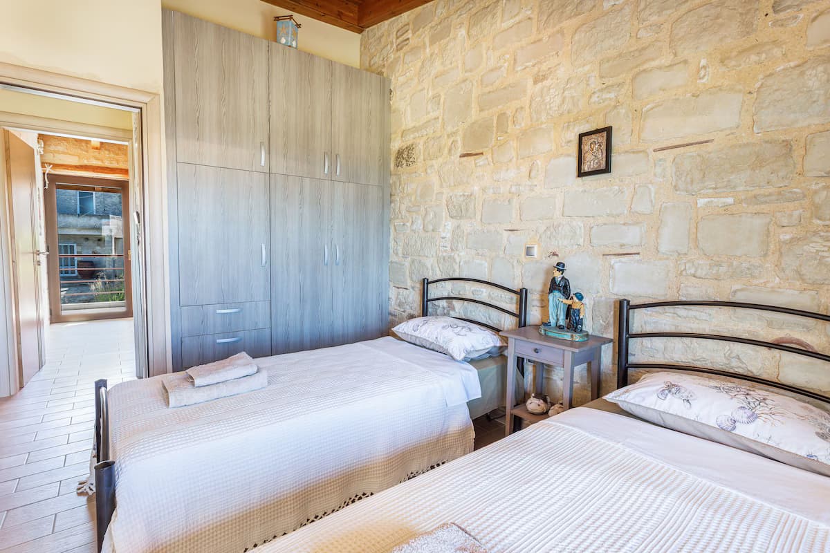 Twin room with balcony doors